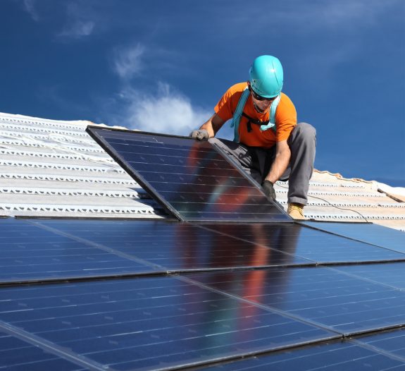 découvrez les avantages de la toiture solaire pour votre maison. profitez d'une énergie renouvelable, réduisez vos factures d'électricité et contribuez à la protection de l'environnement grâce à nos solutions de toiture solaire innovantes et durables.