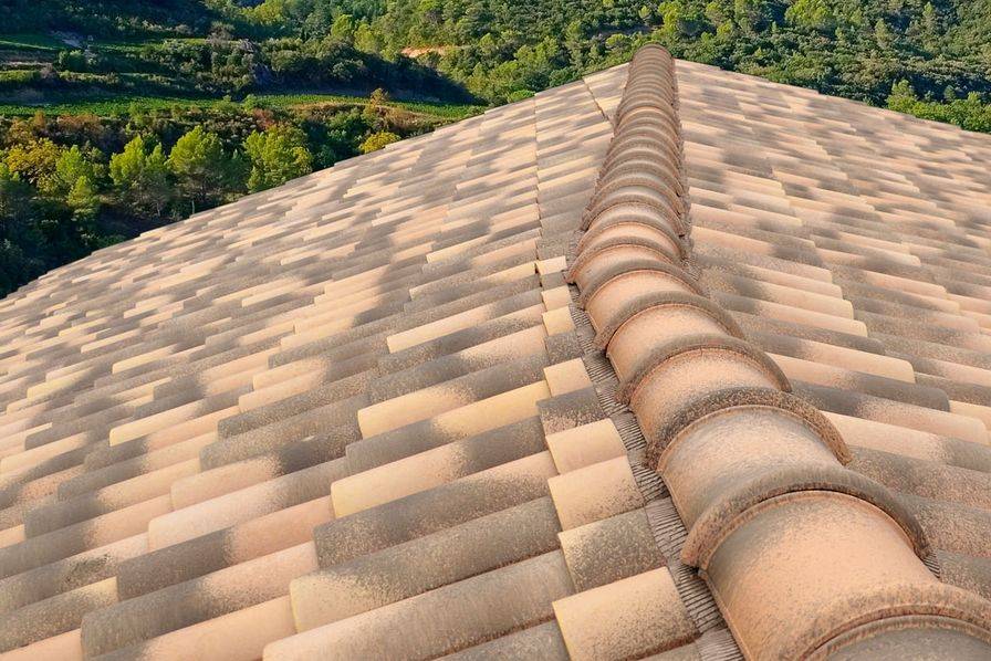 découvrez les tuiles imerys, synonyme d'excellence et de durabilité. idéales pour vos projets de toiture, elles allient esthétisme et performance, tout en offrant une large gamme de couleurs et de finitions.