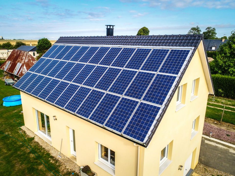 découvrez les tuile photovoltaïque, une solution innovante pour intégrer l'énergie solaire à votre toiture. alliant esthétique et performance, ces tuiles permettent de produire de l'électricité tout en préservant l'apparence de votre maison. idéales pour réduire votre consommation d'énergie et contribuer à la transition écologique.