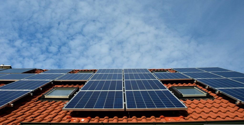 découvrez les tuiles photovoltaïques, une solution innovante et esthétique pour produire de l'énergie solaire tout en préservant l'architecture de votre maison. transformez votre toit en une source d'énergie renouvelable et réduisez votre facture d'électricité grâce à cette technologie avancée.