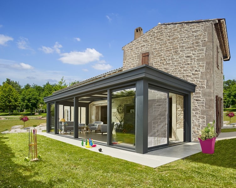 découvrez les avantages d'une véranda : un espace supplémentaire et lumineux pour votre maison. transformez votre habitat avec une véranda sur mesure qui allie confort, esthétique et luminosité. profitez d'un lieu de vie convivial, parfait pour se détendre ou recevoir vos proches.