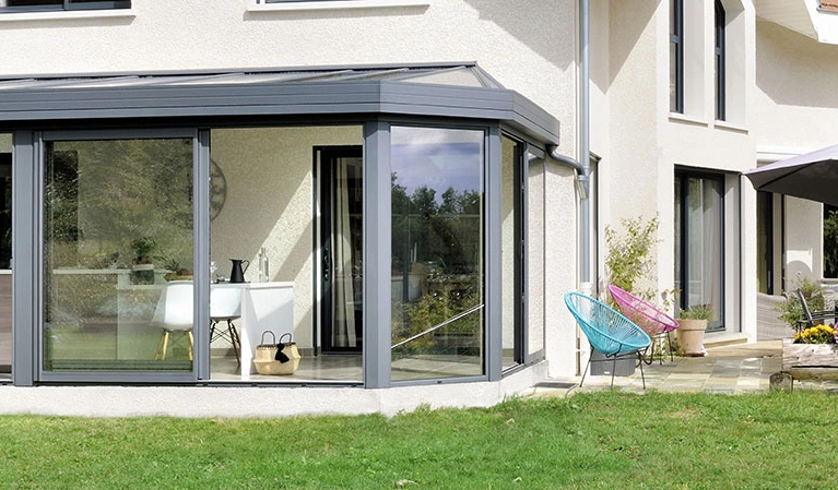 découvrez notre large sélection de vérandas élégantes et fonctionnelles, idéales pour embellir votre maison tout en profitant de la lumière naturelle. transformez votre espace de vie avec nos solutions sur mesure et apportez une touche de confort et de style à votre intérieur.