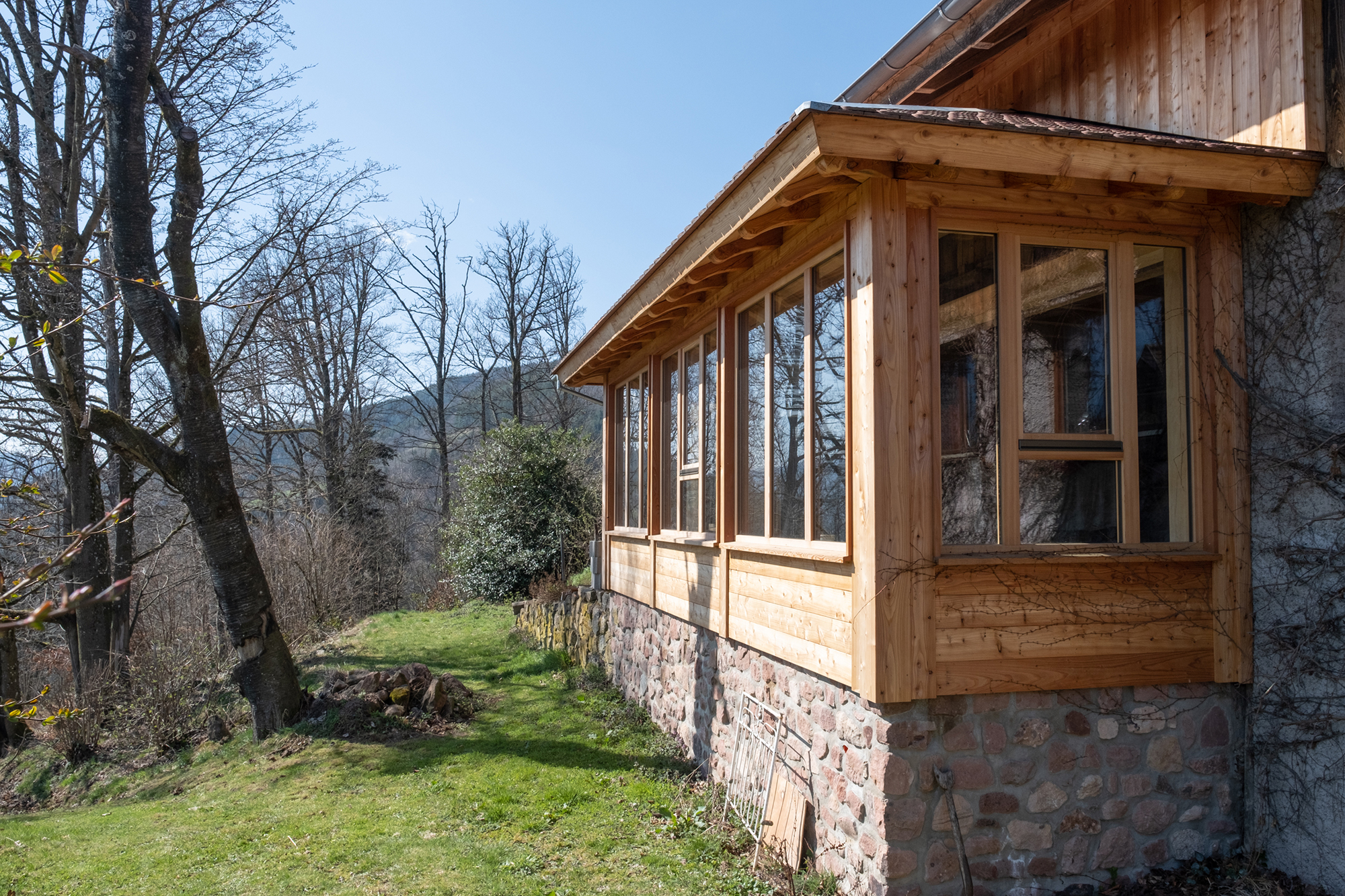 découvrez notre sélection de vérandas, des espaces lumineux et accueillants qui ajoutent du charme à votre maison. idéales pour profiter de la nature tout en étant à l'intérieur, nos vérandas sont conçues pour s'adapter à tous les styles et besoins.