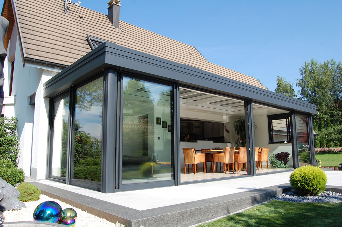 découvrez comment une véranda peut transformer votre maison en un espace lumineux et accueillant, parfait pour se détendre ou recevoir. explorez nos conseils sur les matériaux, les styles et les aménagements pour créer la véranda de vos rêves.
