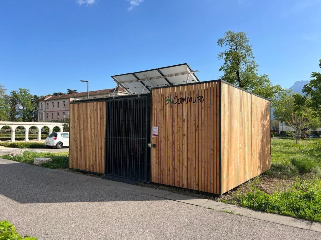 découvrez nos abris photovoltaïques innovants, alliant protection et production d'énergie renouvelable. idéaux pour abriter vos véhicules tout en réduisant votre empreinte carbone, ces structures modernes vous offrent une solution écologique et économique. transformez votre espace extérieur en une source d'énergie durable!