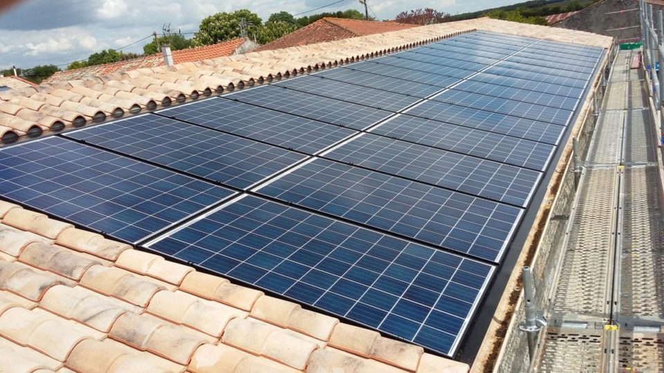découvrez les avantages et inconvénients des panneaux photovoltaïques pour optimiser votre choix énergétique. informez-vous sur la rentabilité, l'impact environnemental et les limitations de cette technologie solaire.