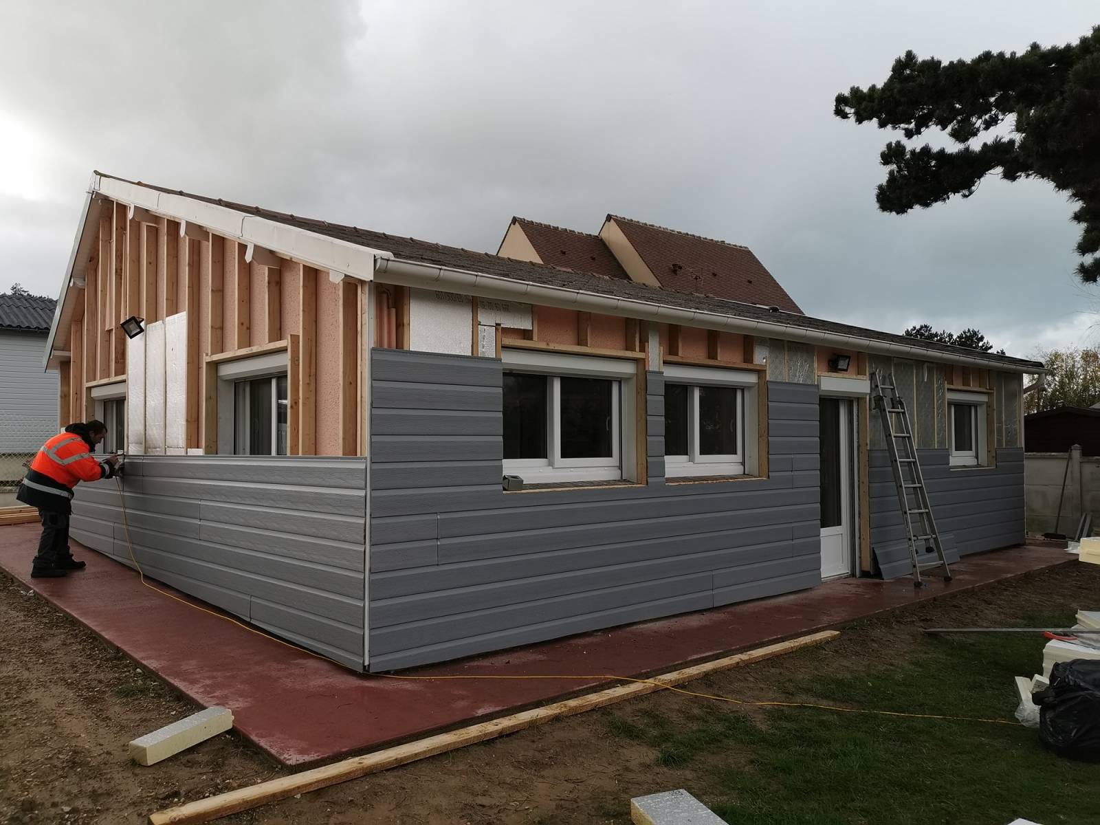 découvrez le bardage photovoltaïque, une solution innovante alliant esthétique et performance énergétique. apportez une touche moderne à votre bâtiment tout en réduisant votre empreinte carbone grâce à cette technologie durable.