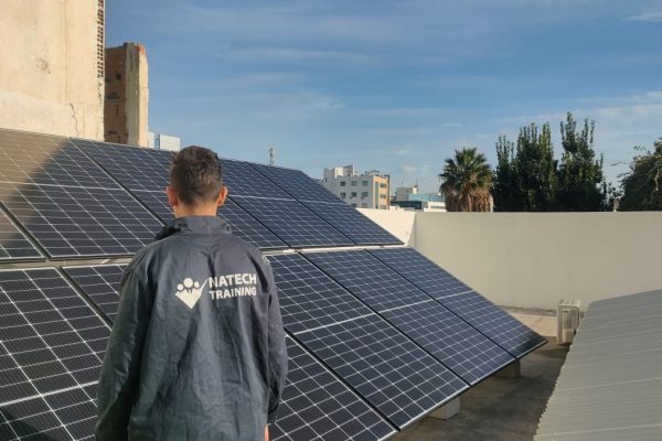 découvrez notre formation photovoltaïque à sousse, conçue pour vous initier aux énergies renouvelables et au fonctionnement des systèmes solaires. apprenez les compétences nécessaires pour installer, entretenir et optimiser des installations photovoltaïques, tout en contribuant à un avenir durable.