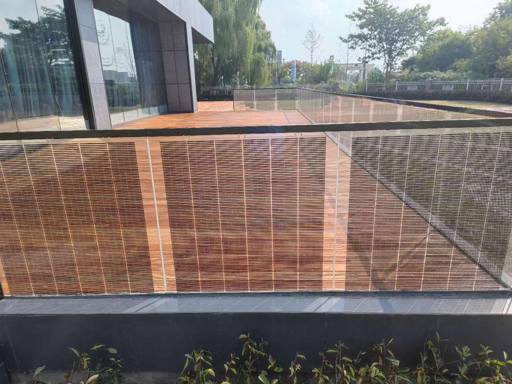 découvrez notre garde-corps solaire innovant, alliant sécurité et esthétique. profitez de l'énergie solaire tout en sécurisant vos espaces extérieurs. idéal pour balcons et terrasses, il respecte l'environnement et embellit votre habitation.