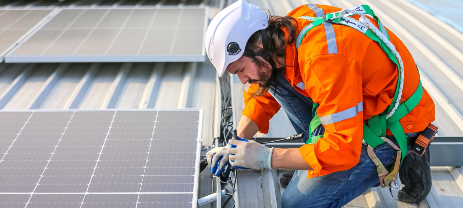 découvrez l'importance de l'habilitation électrique pour l'installation et la maintenance des panneaux photovoltaïques. assurez la sécurité et la conformité de vos projets solaires grâce à une formation spécialisée et des compétences reconnues.