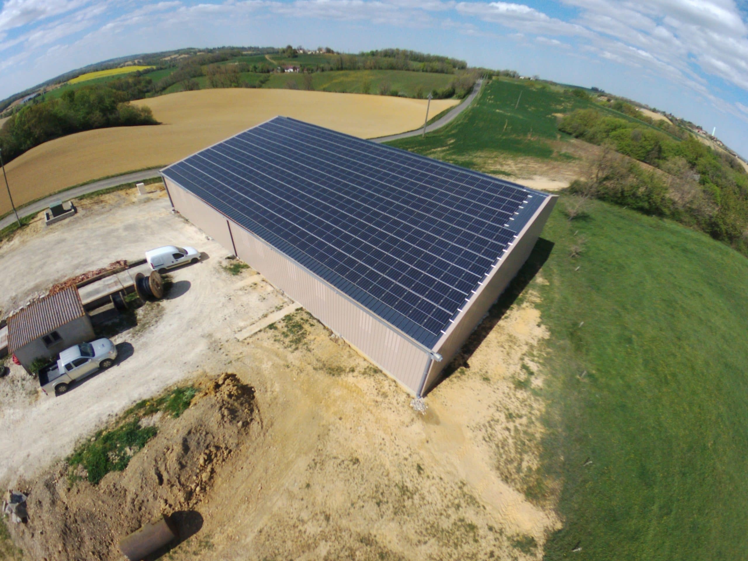 découvrez notre hangar photovoltaïque de 100 kwc, une solution écologique et économique pour votre entreprise. profitez d'une production d'énergie renouvelable tout en réduisant vos coûts énergétiques. engagez-vous pour un avenir durable avec notre technologie solaire de pointe.