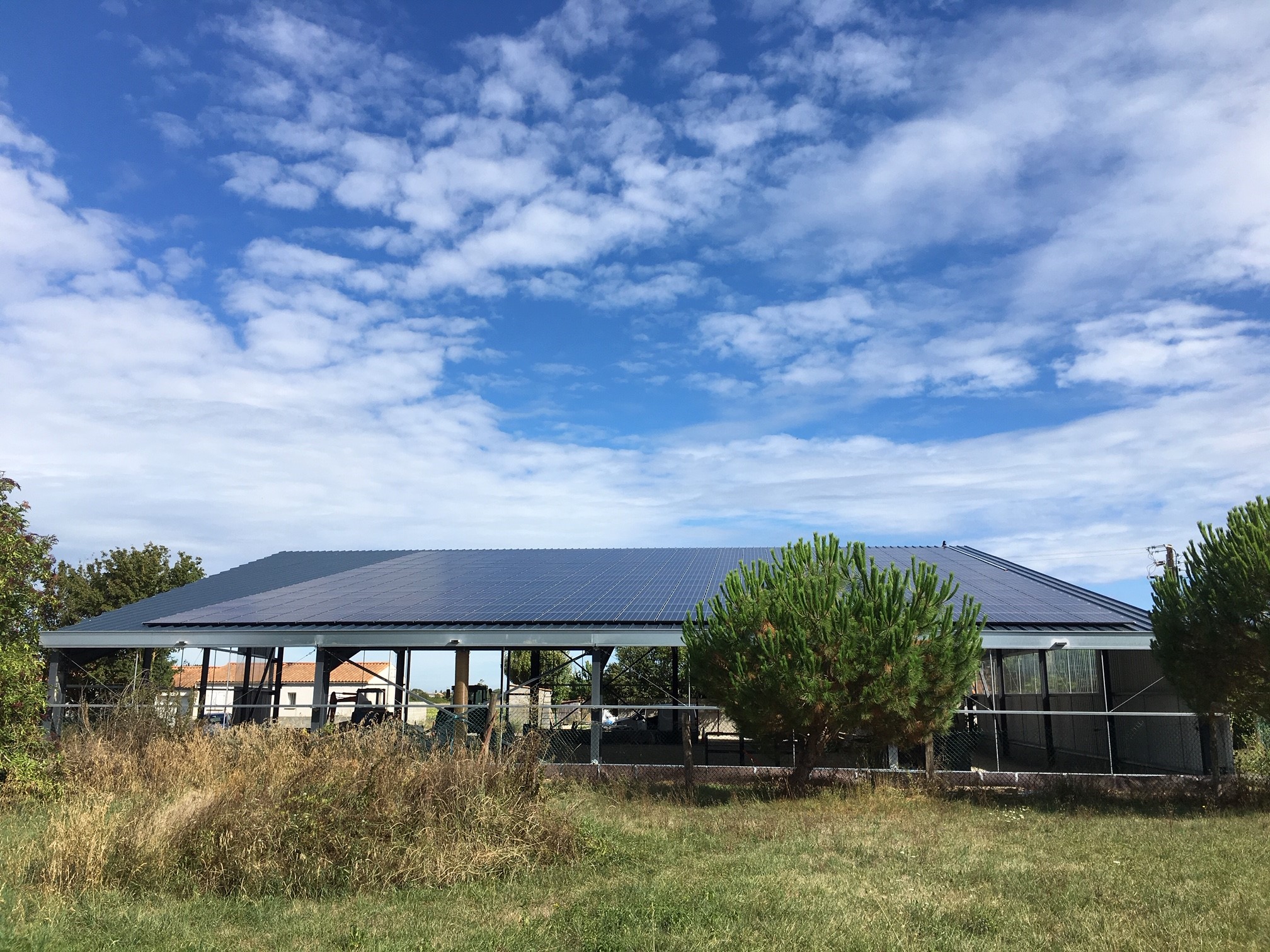 découvrez notre hangar photovoltaïque de 100 kwc, une solution innovante pour produire de l'énergie renouvelable sur votre site. optimisez votre espace tout en réduisant vos coûts énergétiques et contribuez à la protection de l'environnement grâce à l'énergie solaire.