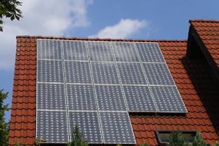 découvrez tout ce qu'il faut savoir sur l'énergie photovoltaïque : fonctionnement des panneaux solaires, avantages, subventions disponibles et conseils pour une installation réussie. optimisez votre consommation d'énergie tout en contribuant à la protection de l'environnement.