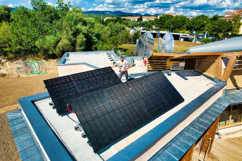 découvrez les avantages des panneaux solaires, une solution écologique et économique pour produire votre propre électricité. grâce à leur technologie innovante, transformez la lumière du soleil en énergie renouvelable et réduisez votre empreinte carbone. informez-vous sur les différentes options disponibles pour un habitat durable.