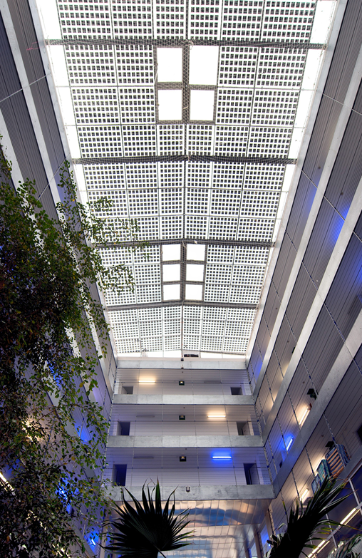 découvrez comment les panneaux solaires intégrés dans une verrière transforment votre espace en une source d'énergie renouvelable. alliez esthétisme et écologie grâce à cette solution innovante pour maximiser la lumière naturelle tout en réduisant votre empreinte carbone.