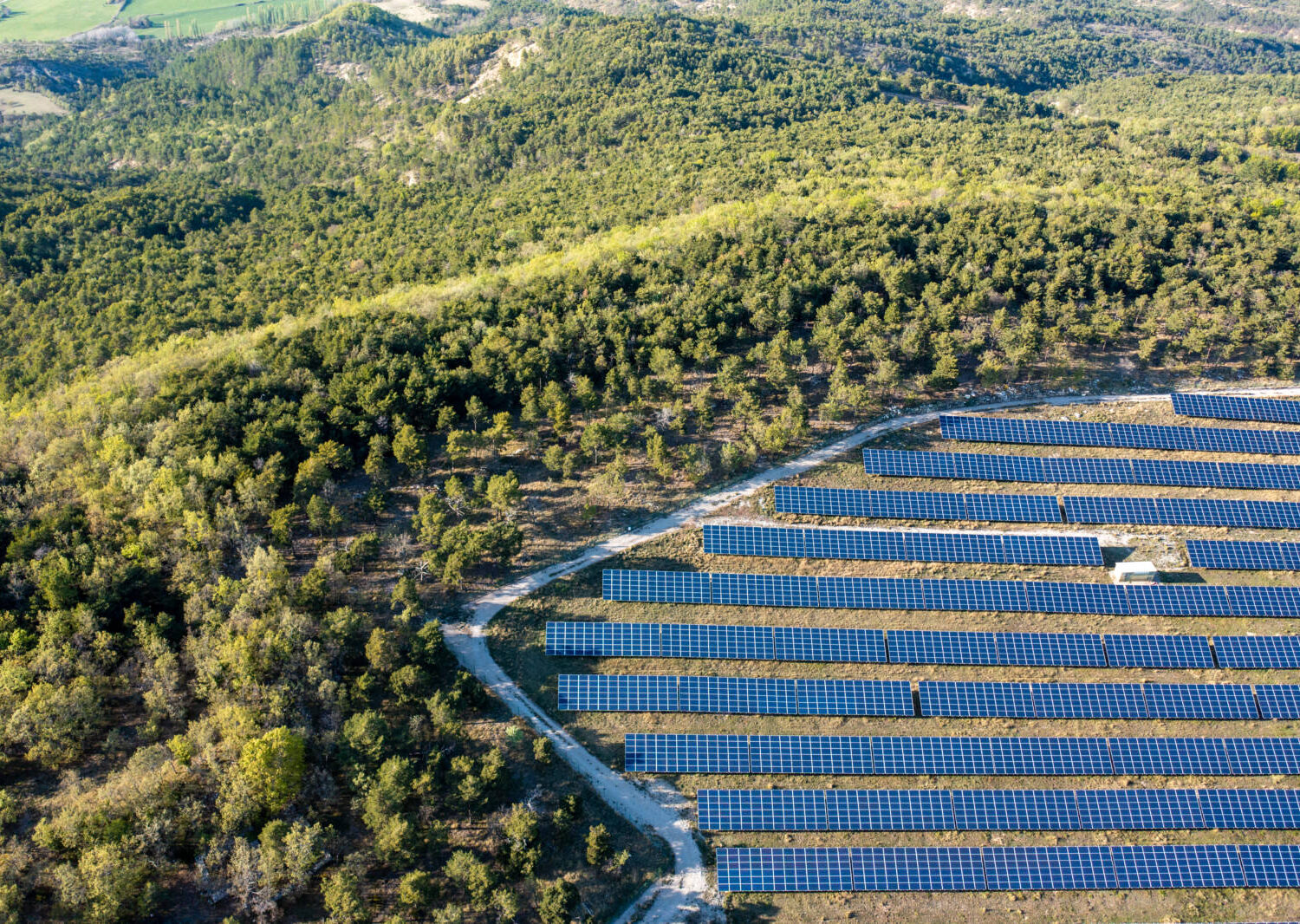 découvrez toutes les informations sur le photovoltaïque en france : avantages, législation, installations et subventions. passez à l'énergie solaire et contribuez à une transition énergétique durable.