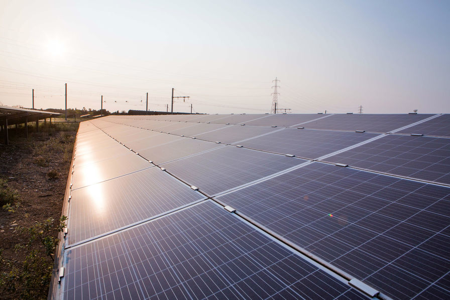 découvrez tout ce qu'il faut savoir sur le photovoltaïque en france : avantages, installation, aides financières et impact environnemental. optimisez votre consommation d'énergie grâce à l'énergie solaire et contribuez à un avenir durable.