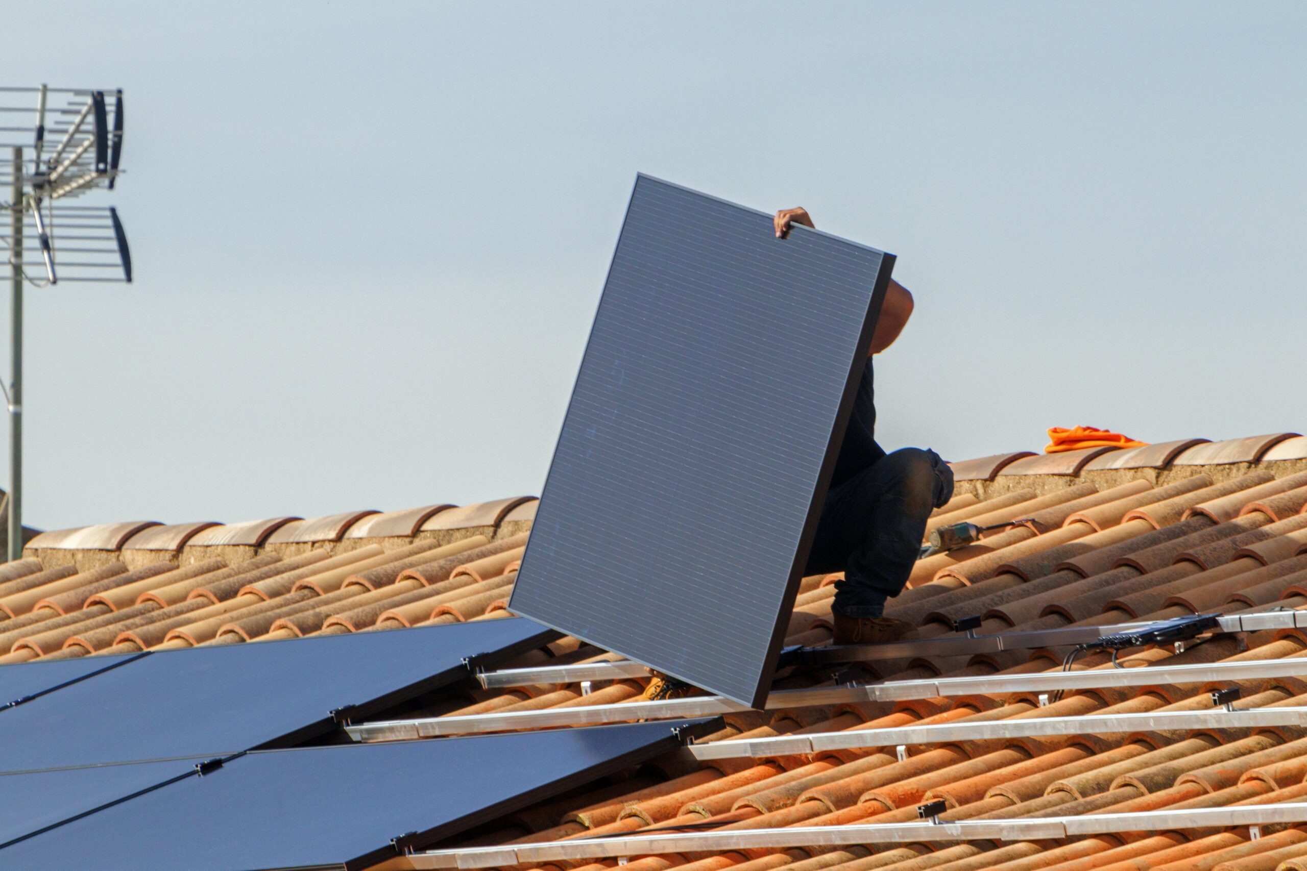 découvrez comment le rachat de votre électricité produite grâce à des panneaux photovoltaïques peut vous permettre de générer des revenus tout en contribuant à la transition énergétique. informez-vous sur les démarches, les avantages et les conditions pour optimiser votre projet d'énergie solaire.