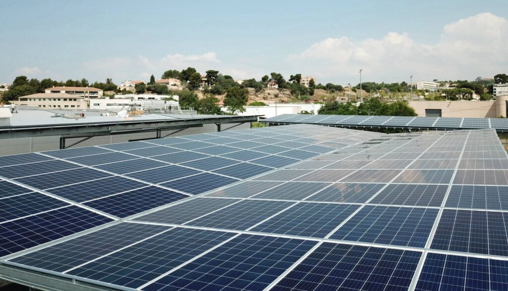 découvrez les avantages d'une toiture photovoltaïque pour votre maison. optimisez votre consommation d'énergie, réduisez vos factures et contribuez à la protection de l'environnement grâce à des panneaux solaires intégrés à votre toiture.