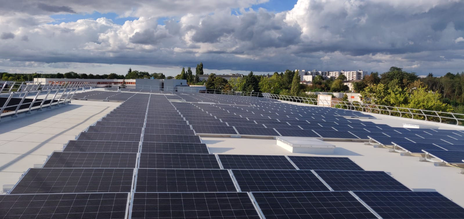 découvrez les avantages d'une toiture photovoltaïque : économisez sur vos factures d'énergie, préservez l'environnement et investissez dans une solution durable et rentable pour votre maison.