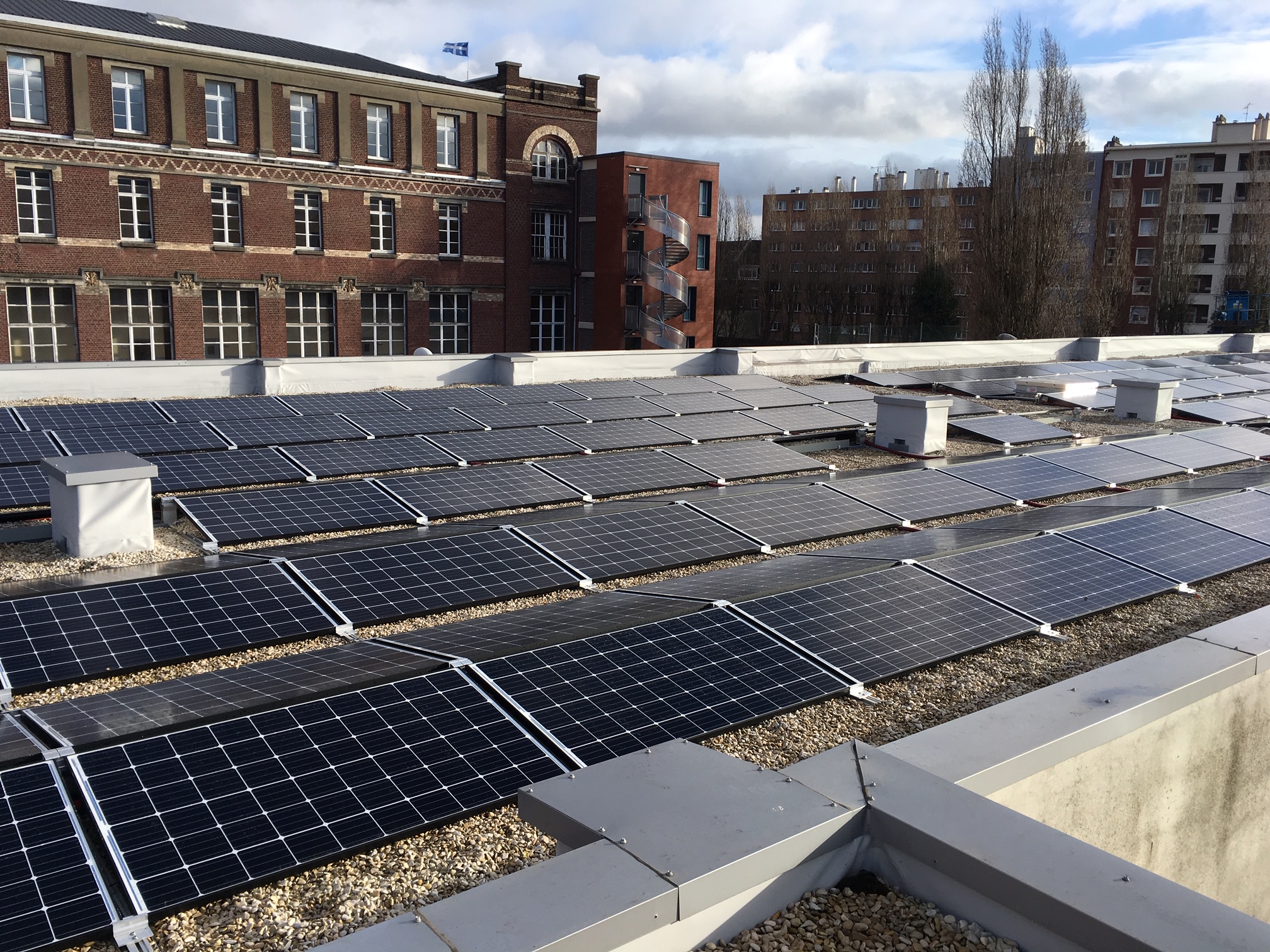 découvrez les avantages de la toiture photovoltaïque : une solution écologique pour produire votre propre électricité, réduire vos factures énergétiques et contribuer à la transition énergétique. informez-vous sur les installations, les aides financières et les performances des panneaux solaires.