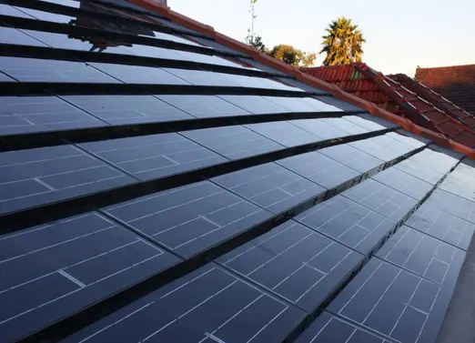 découvrez les tuiles photovoltaïques, une solution innovante et esthétique pour produire de l'énergie renouvelable tout en préservant l'apparence de votre toiture. alliez efficacité énergétique et design grâce à cette technologie moderne.