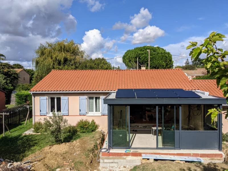 découvrez les avantages d'une véranda solaire : un espace lumineux, écologique et confortable, parfait pour profiter de la nature tout en préservant l'énergie. transformez votre maison avec une véranda moderne qui allie esthétique et performance.