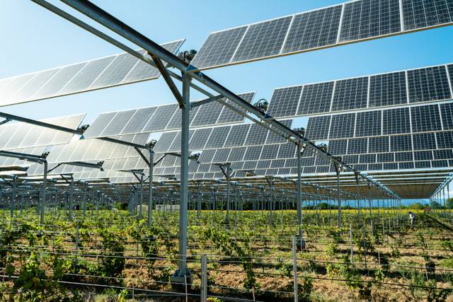 découvrez le potentiel de l'agri-photovoltaïque, une solution innovante alliant agriculture et énergie solaire. optimisez vos surfaces agricoles tout en contribuant à la transition énergétique. apprenez comment intégrer les panneaux solaires dans vos exploitations pour une production durable et écoresponsable.