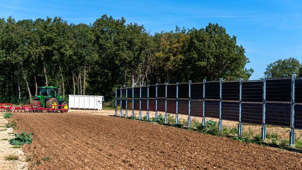 découvrez l'agro-photovoltaïque, une innovation durable qui associe agriculture et énergie solaire. apprenez comment cette technologie permet de produire de l'électricité tout en cultivant des terres, optimisant ainsi l'utilisation des espaces agricoles et contribuant à la transition énergétique.