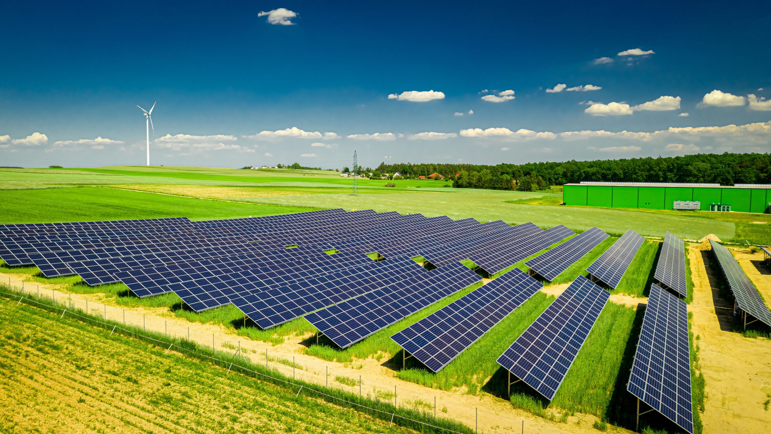 découvrez l'agro-photovoltaïque, une solution innovante alliant agriculture et production d'énergie solaire. apprenez comment cette technologie durable permet d'optimiser l'utilisation des terres tout en favorisant la transition énergétique et en préservant l'environnement. explorez ses bénéfices économiques et écologiques pour un avenir plus vert.