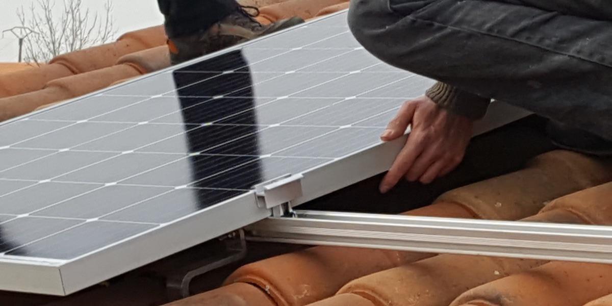 découvrez notre atelier photovoltaïque, un espace dédié à l'apprentissage et à la pratique des technologies solaires. participez à des sessions interactives pour maîtriser l'installation et l'entretien de systèmes photovoltaïques, tout en explorant les avantages de l'énergie renouvelable. rejoignez-nous pour contribuer à un avenir durable !