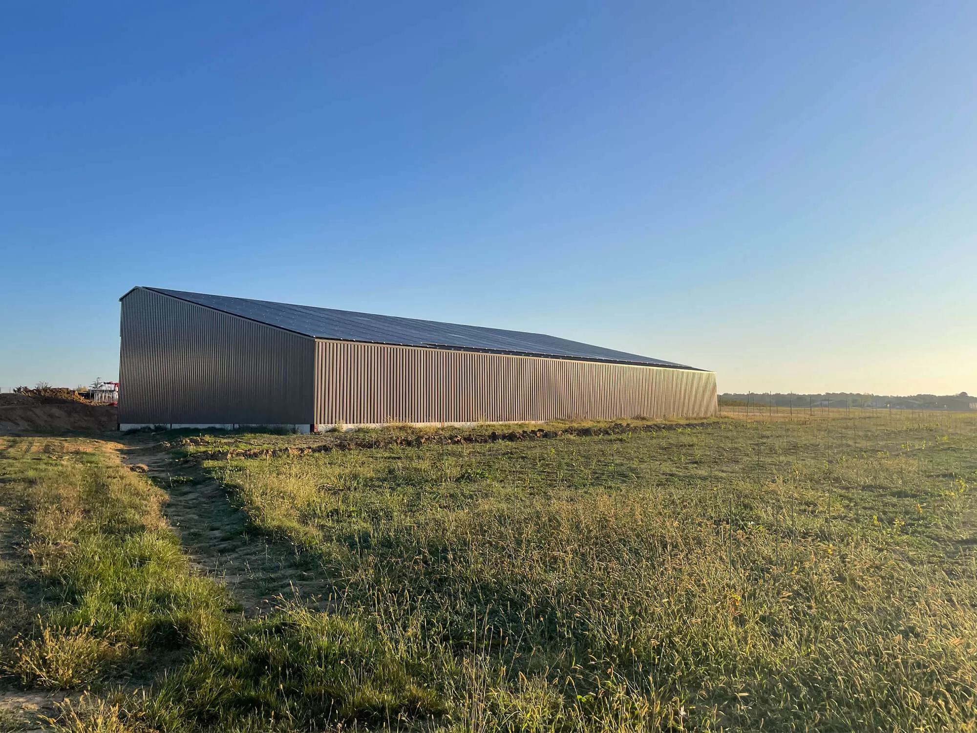 découvrez les avantages des bâtiments photovoltaïques, alliant efficacité énergétique et durabilité. apprenez comment ces structures innovantes transforment la lumière solaire en électricité, réduisent les coûts énergétiques et contribuent à un avenir plus vert. explorez les possibilités offertes par ces solutions écologiques pour un habitat respectueux de l'environnement.