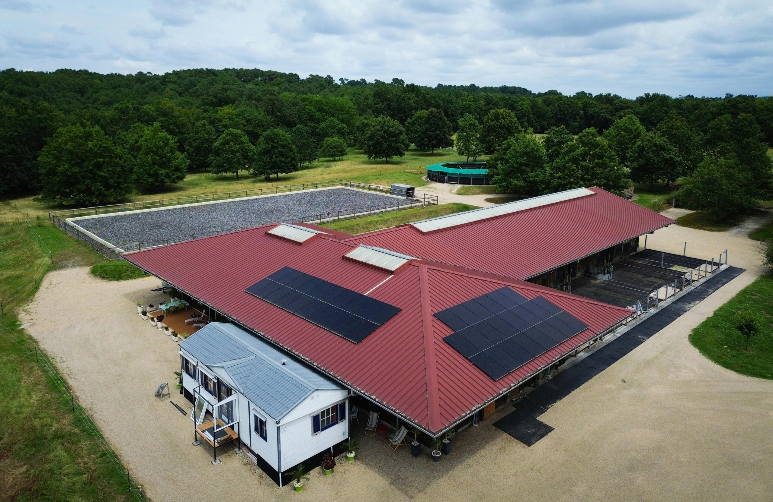 découvrez comment les bâtiments photovoltaïques ruraux transforment l'énergie solaire en solutions durables pour les zones rurales, alliant innovation et respect de l'environnement.