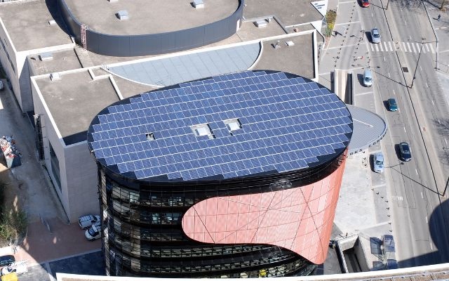 découvrez comment les bâtiments photovoltaïques urbains transforment nos villes en véritables centrales énergétiques durables. explorez les innovations, les avantages écologiques et l'impact sur la vie urbaine.
