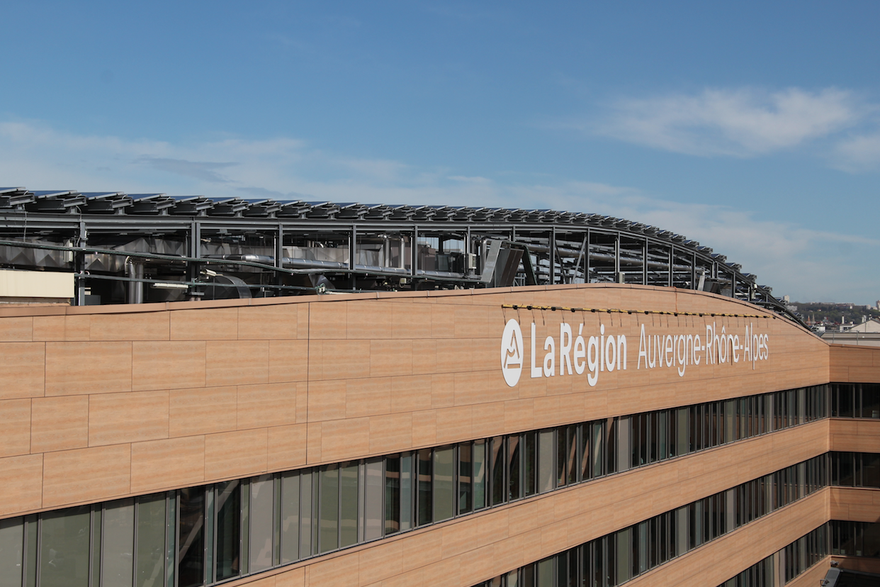 découvrez les avantages des bâtiments photovoltaïques urbains, une solution innovante pour produire de l'énergie renouvelable en milieu urbain. apprenez comment ces structures écoresponsables contribuent à la durabilité et à la réduction des émissions de carbone tout en intégrant harmonieusement le paysage architectural.