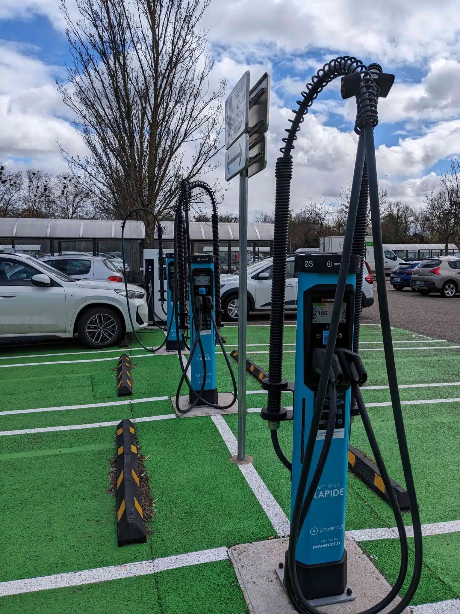 découvrez nos bornes de recharge pour véhicules électriques équipées de panneaux photovoltaïques, alliant éco-responsabilité et modernité. optez pour une solution durable et performante pour recharger votre ev tout en profitant des énergies renouvelables.