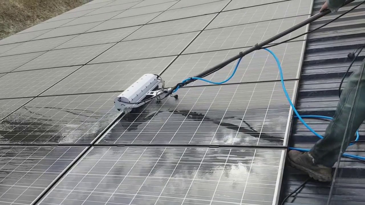 découvrez notre brosse spécialement conçue pour l'entretien des panneaux solaires. assurez une performance optimale de vos installations photovoltaïques en éliminant poussières et impuretés facilement. idéale pour prolonger la durée de vie de vos panneaux.