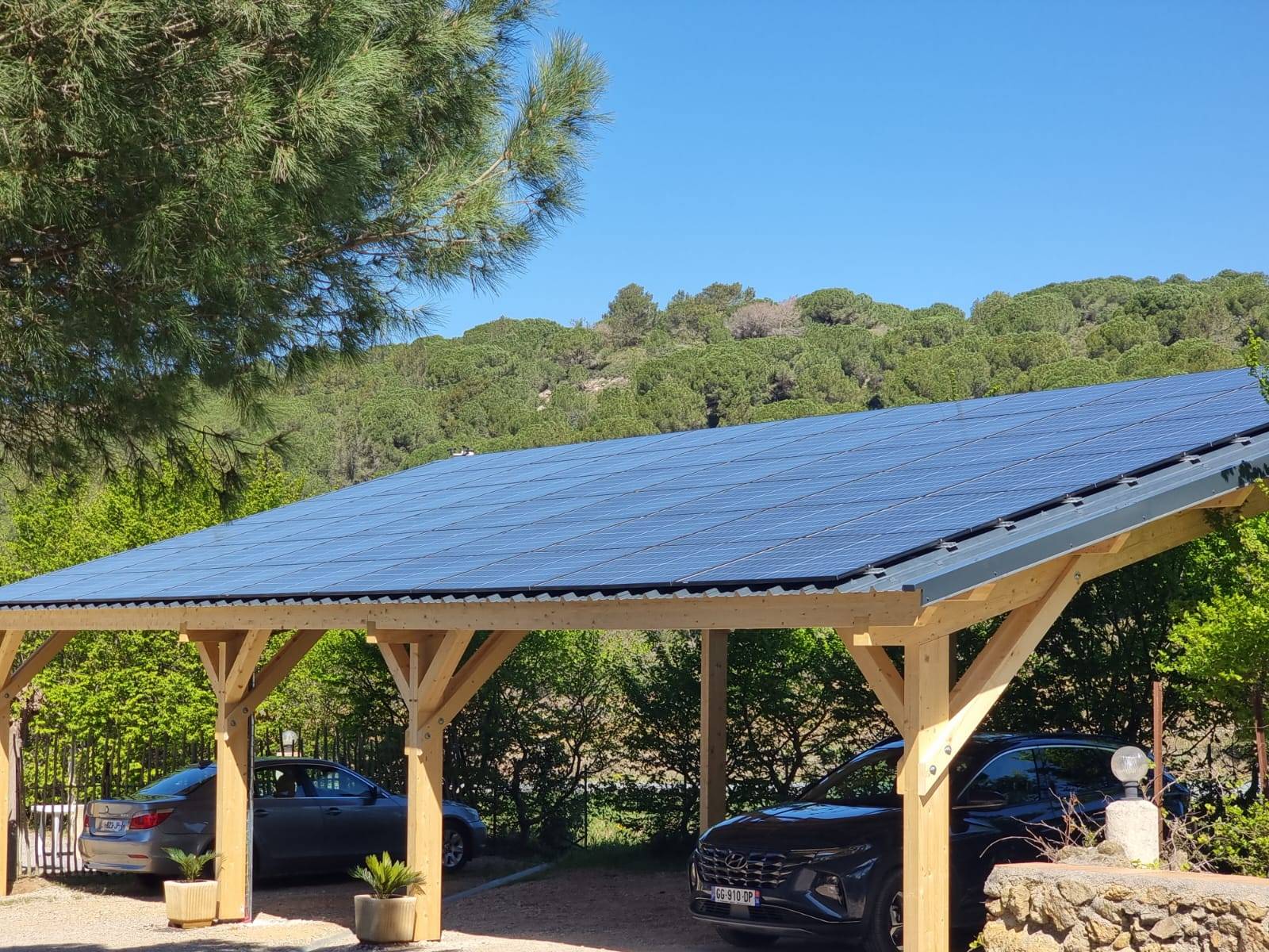découvrez notre carport photovoltaïque, une solution innovante et écologique pour abriter votre véhicule tout en produisant de l'énergie solaire. optimisez votre espace extérieur et réduisez vos factures d'électricité grâce à cette installation durable et esthétique.