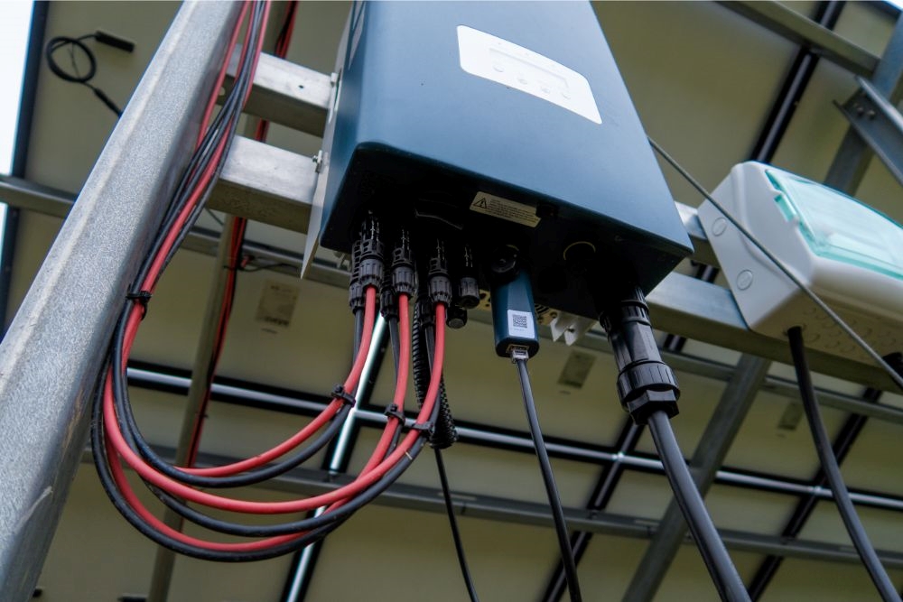 découvrez comment choisir l'onduleur photovoltaïque idéal pour votre installation solaire. nos conseils détaillés vous aideront à maximiser votre production d'énergie et à optimiser les performances de votre système, tout en tenant compte de vos besoins spécifiques et de votre budget.