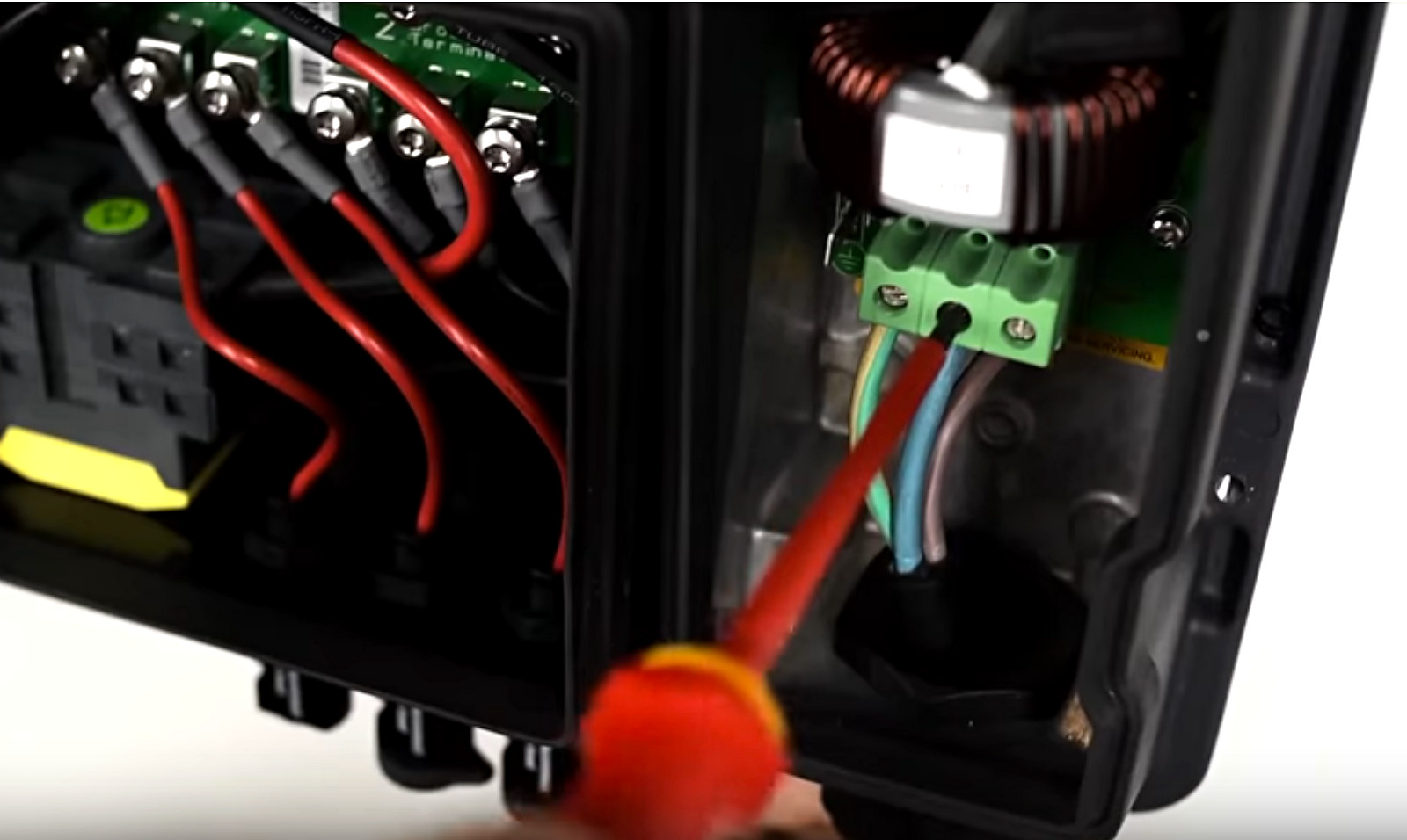 découvrez nos services de dépannage photovoltaïque (pv) pour assurer le bon fonctionnement de votre installation. bénéficiez d'une expertise professionnelle, d'un diagnostic rapide et de solutions adaptées à vos besoins énergétiques.