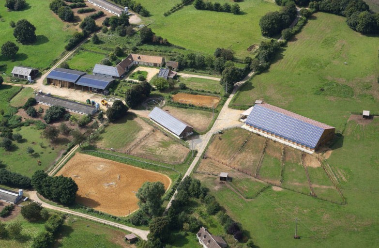 découvrez l'écurie solaire, un espace innovant alliant passion équestre et énergie renouvelable. plongez dans un univers où le bien-être des chevaux rime avec respect de l'environnement grâce à des installations écologiques et durables.