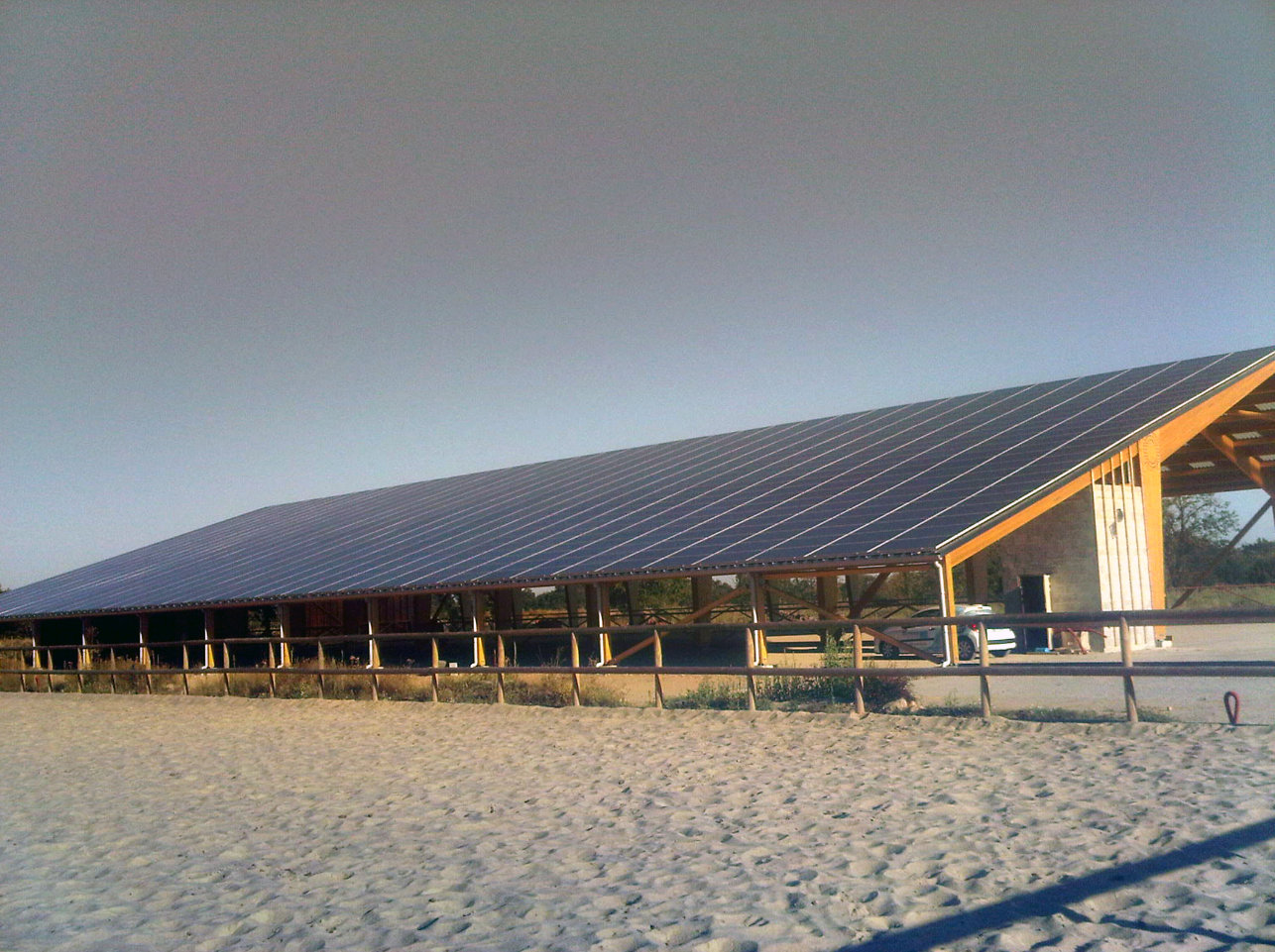 découvrez notre écurie solaire, un espace innovant alliant passion pour les chevaux et respect de l'environnement. offrez à vos équidés un cadre de vie sain et durable grâce à nos installations alimentées par énergie solaire.
