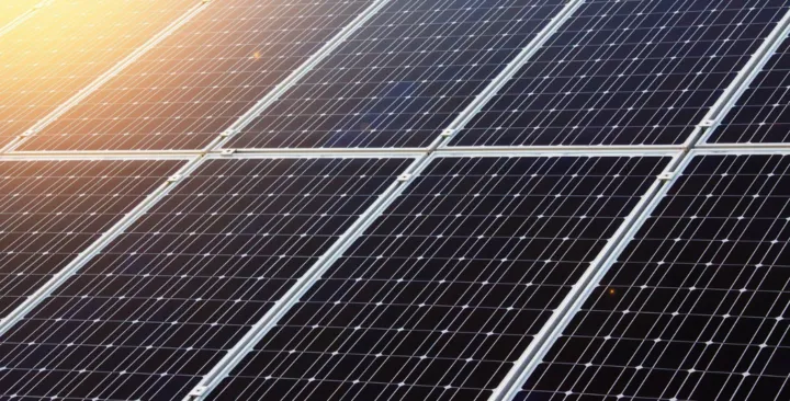 découvrez comment évaluer la superficie nécessaire pour l'installation de panneaux solaires, optimisez votre espace et maximisez votre production d'énergie renouvelable avec nos conseils d'experts.