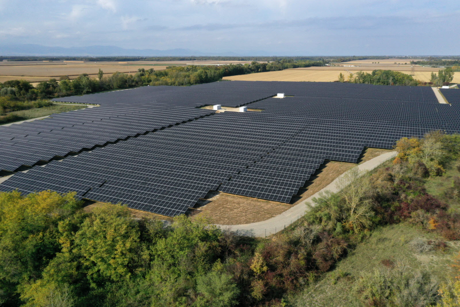 découvrez notre ferme photovoltaïque innovante, dédiée à la production d'énergie solaire durable. explorez nos solutions écologiques et contribuez à la transition énergétique tout en profitant des avantages d'une énergie renouvelable.