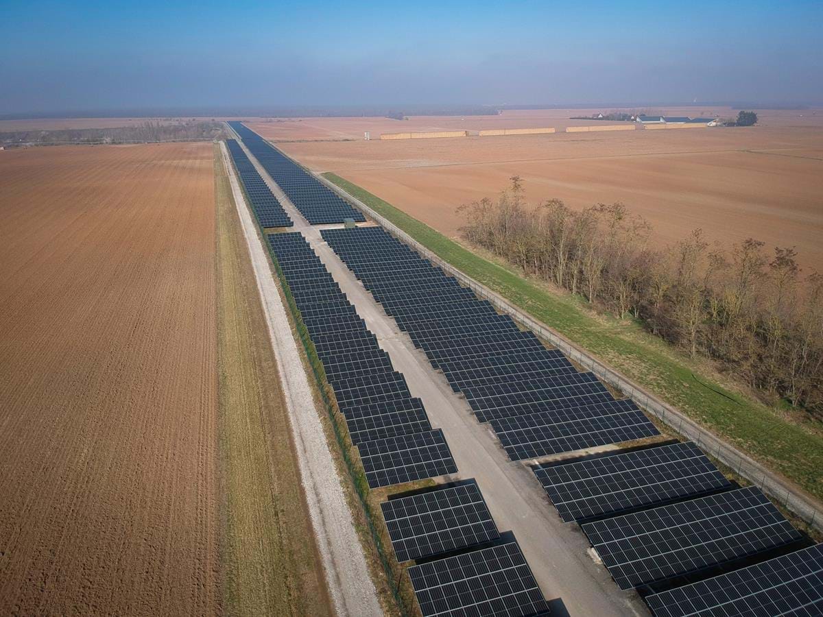 découvrez notre ferme photovoltaïque, un espace dédié à la production d'énergie renouvelable grâce à des panneaux solaires. engagez-vous pour un avenir durable et réduisez votre empreinte carbone tout en profitant des avantages d'une énergie propre et renouvelable.