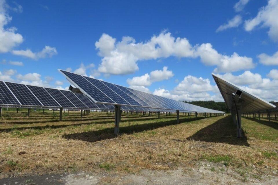 découvrez le potentiel des fermes solaires, des installations écologiques qui transforment l'énergie solaire en électricité durable. explorez les avantages environnementaux et économiques de cette solution innovante pour un avenir énergétique responsable.