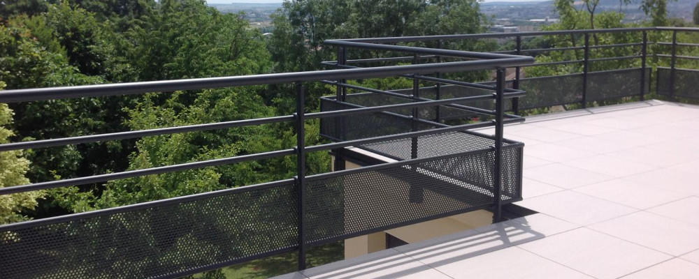 découvrez nos garde-corps en polyvinyl (pv) alliant sécurité, esthétique et durabilité. idéals pour les balcons, escaliers et terrasses, ces garde-corps modernes garantissent une protection optimale tout en s'intégrant harmonieusement à votre espace. explorez notre gamme et choisissez le style qui vous ressemble.