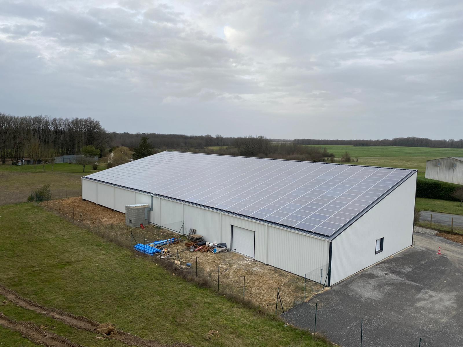 découvrez nos hangars agricoles solaires, une solution innovante alliant durabilité et efficacité énergétique. idéals pour les exploitations agricoles, ils permettent de produire de l'énergie renouvelable tout en protégeant vos matériaux et équipements. optez pour une agriculture écoresponsable et réduisez vos coûts grâce à nos structures performantes.
