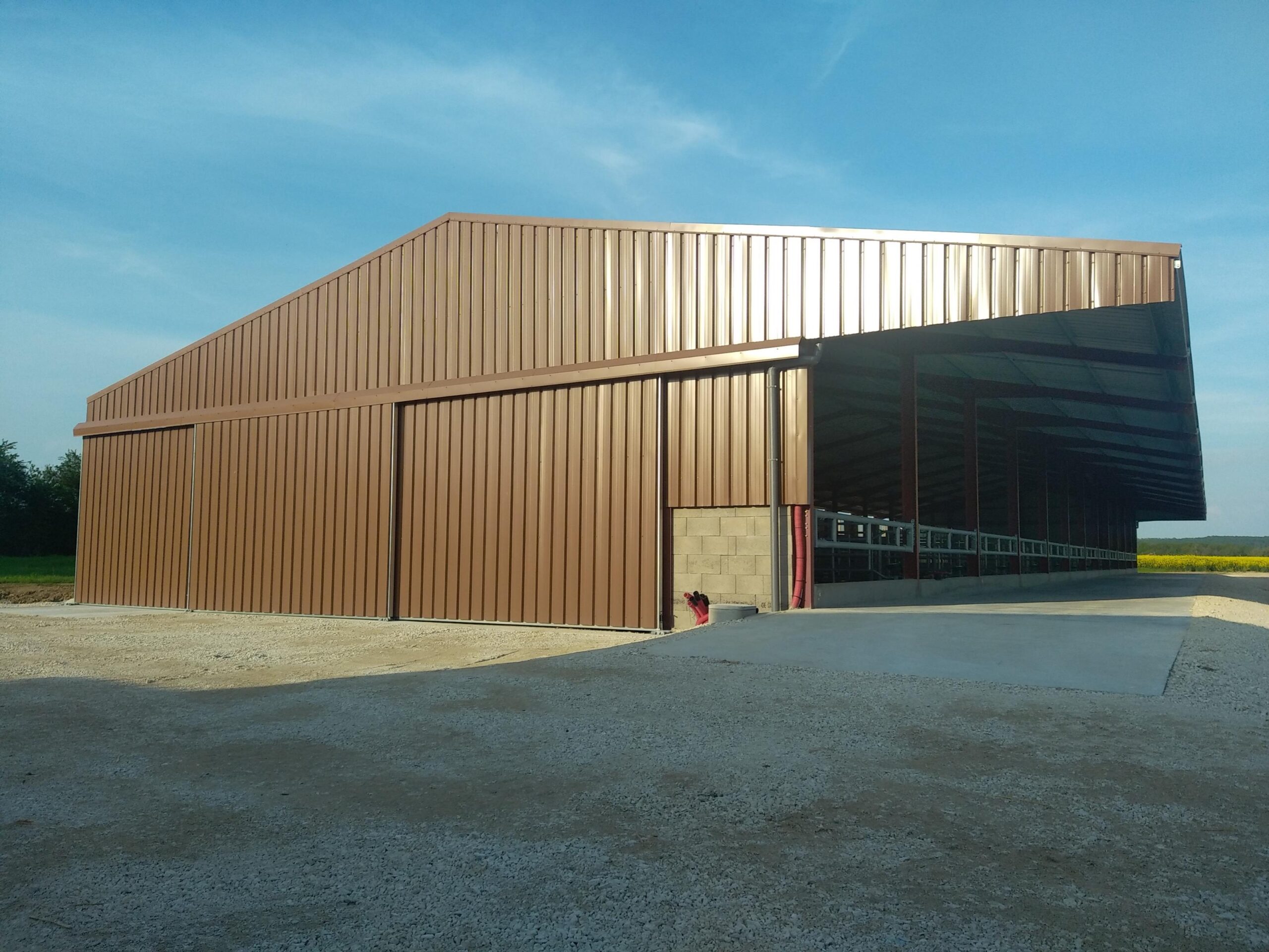 découvrez comment un hangar en bois équipé de panneaux photovoltaïques combine durabilité et énergie renouvelable. idéal pour optimiser vos espaces tout en respectant l'environnement.