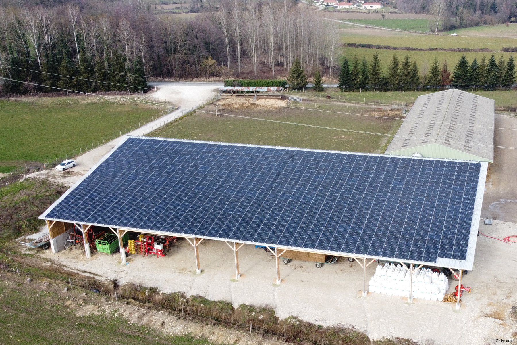 découvrez notre hangar en bois équipé de panneaux photovoltaïques, alliant esthétisme et efficacité énergétique. idéal pour les professionnels à la recherche d'une solution durable et moderne pour stocker ou travailler, tout en réduisant leur empreinte carbone.